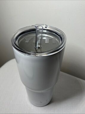 Yeti White Insulated Tumbler with Clear Lid
Large
New YETI straw